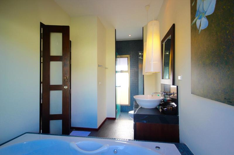 Modern oriental-style pool villa with 3 bedrooms  and 3 en-suite bathrooms