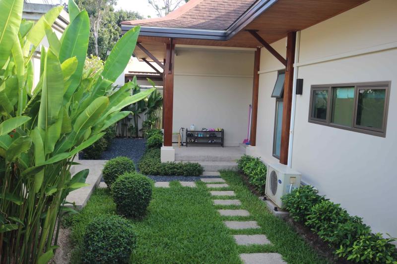 Modern oriental-style pool villa with 3 bedrooms  and 3 en-suite bathrooms