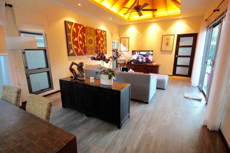 Modern oriental-style pool villa with 3 bedrooms  and 3 en-suite bathrooms