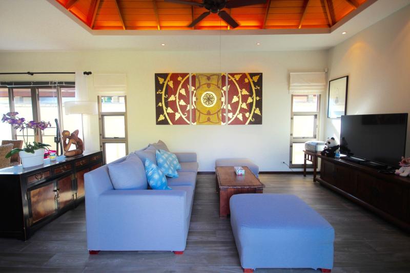 Modern oriental-style pool villa with 3 bedrooms  and 3 en-suite bathrooms