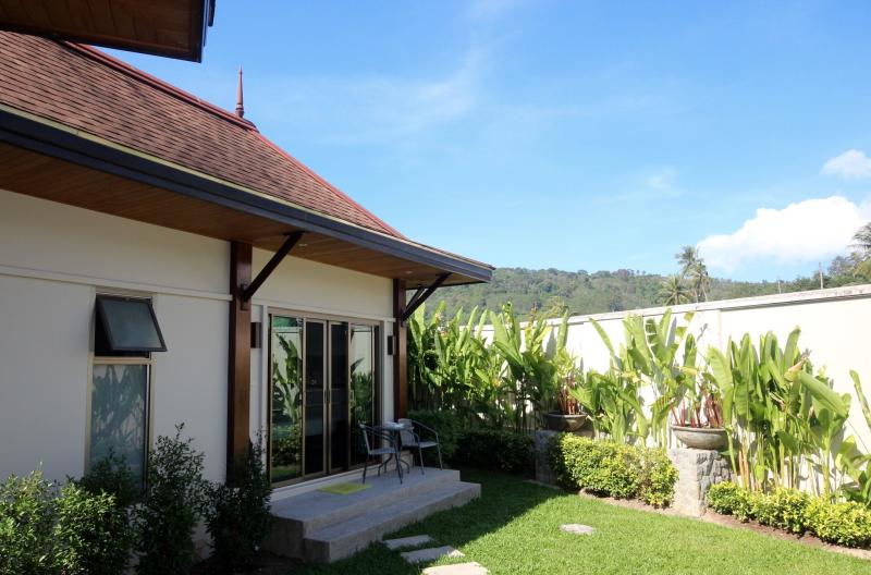Modern oriental-style pool villa with 3 bedrooms  and 3 en-suite bathrooms