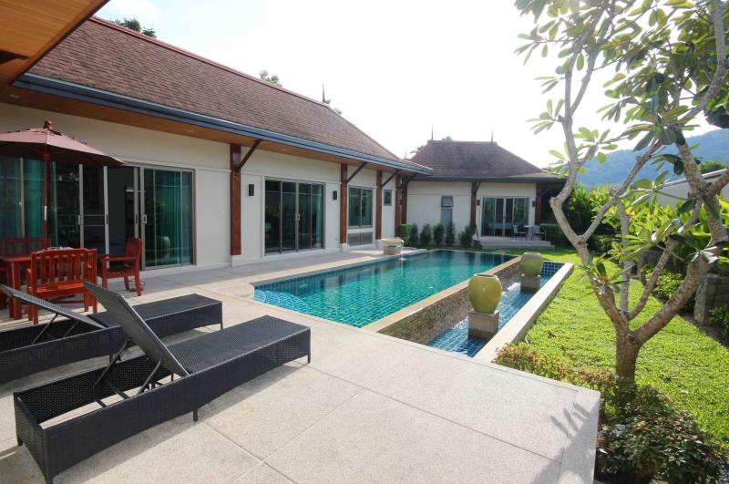 Modern oriental-style pool villa with 3 bedrooms  and 3 en-suite bathrooms