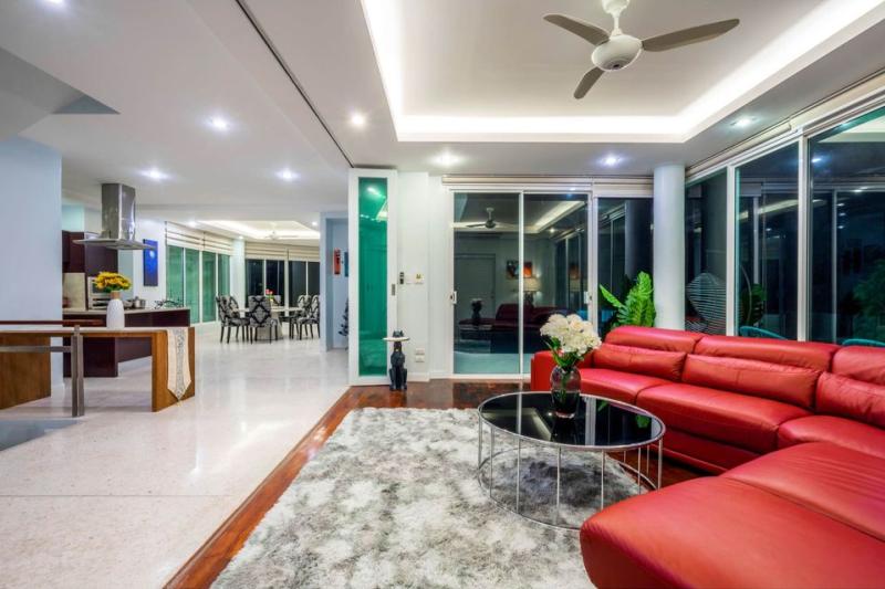 hot deal 5 Bedrooms Seaview villa for rent