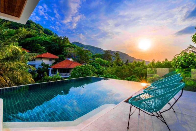 hot deal 5 Bedrooms Seaview villa for rent