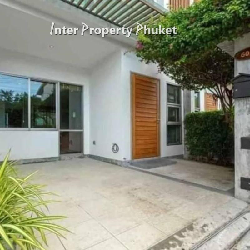 2 Bedrooms Modern 2 storey town house for rent