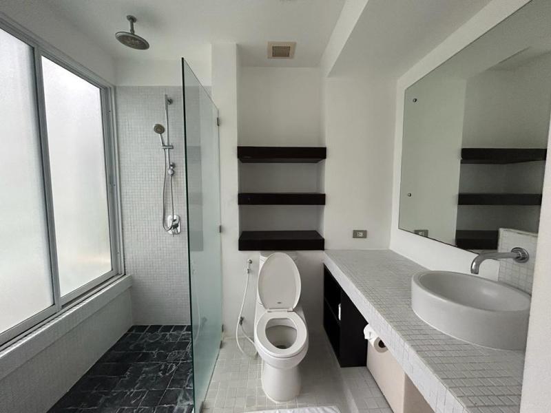 3 Bedrooms condo for rent